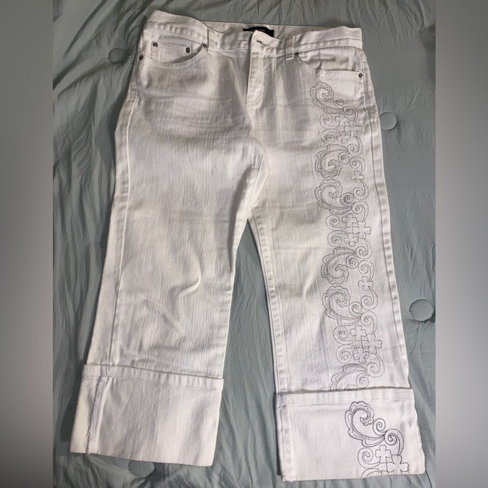 Crisp White Daisy Fuentes moda size 8 capris with embroidered stitching.